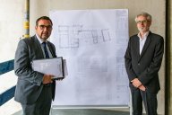 Bild Architekt Werner Schad Und Staatssekretär Klaus Holetschek Vor Den Plänen Des Neubaus